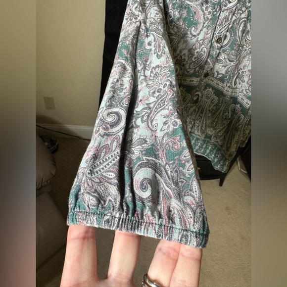 Knox Rose | soft colors paisley print smocked button front long sleeve blouse - Picture 3 of 11